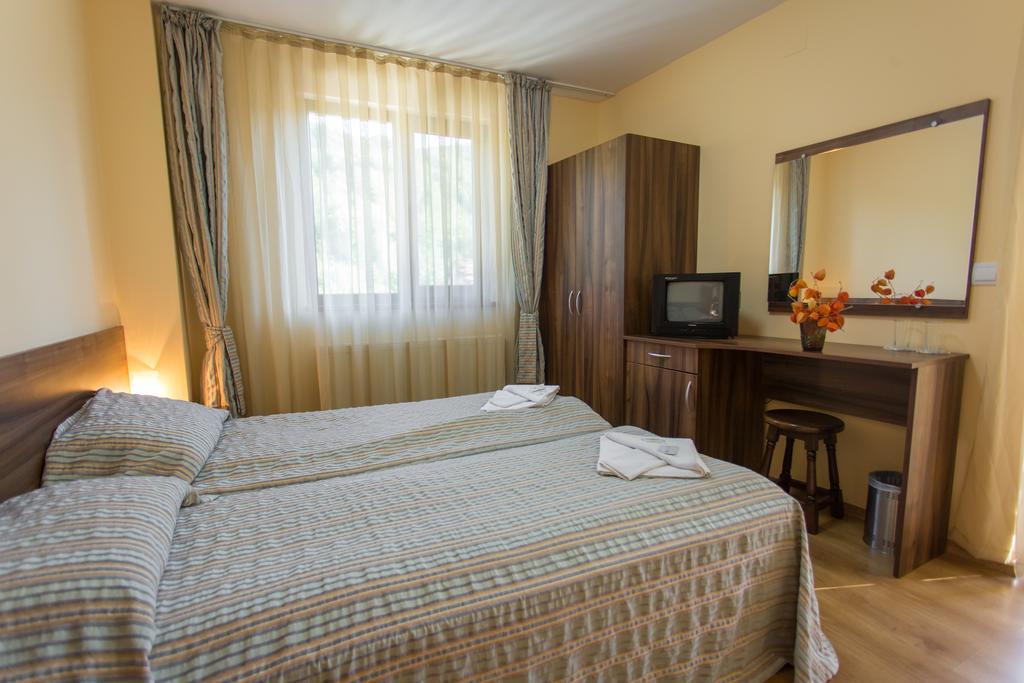 Hera Guest House Chiflik Extérieur photo