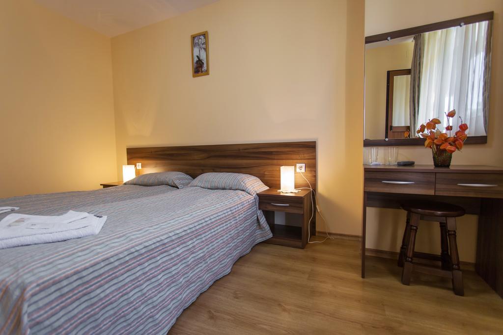 Hera Guest House Chiflik Extérieur photo