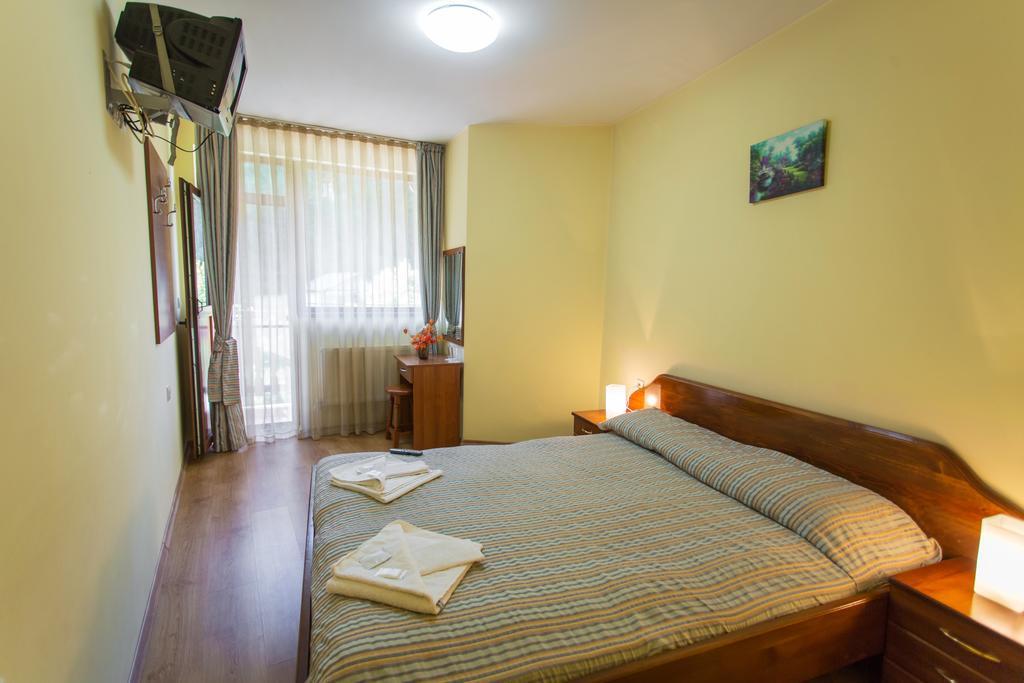 Hera Guest House Chiflik Extérieur photo