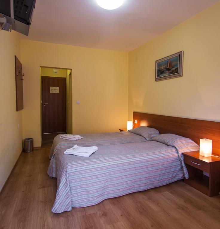 Hera Guest House Chiflik Extérieur photo