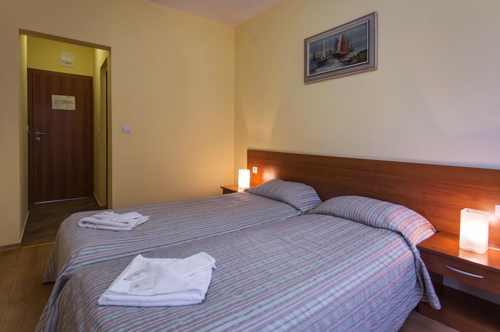 Hera Guest House Chiflik Extérieur photo