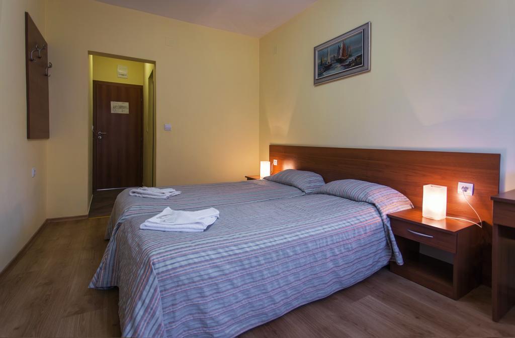 Hera Guest House Chiflik Extérieur photo